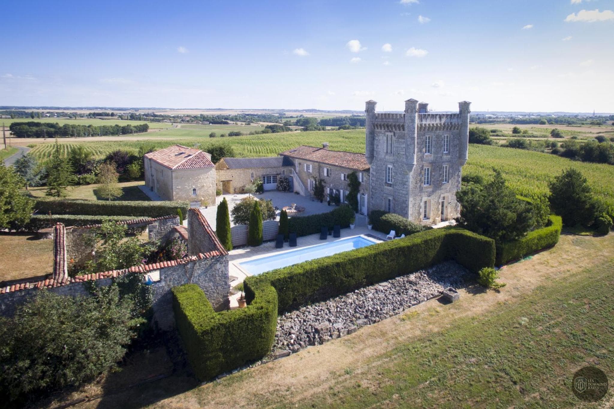 Vue extérieure du gîte Aux 4 Cornes à Longèves en Pays de la Loire