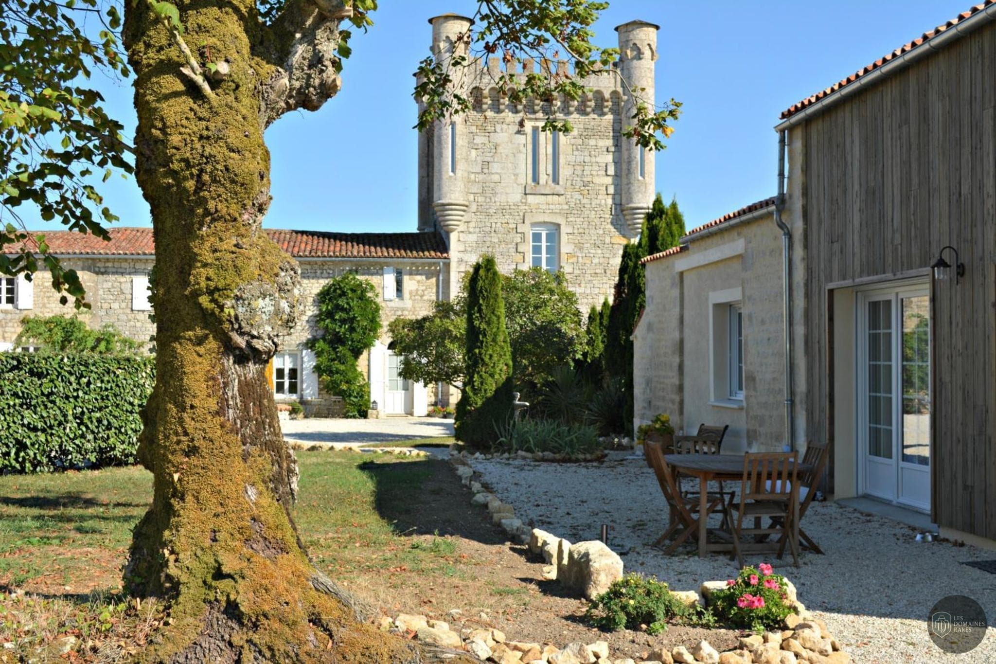 Vue extérieure du gîte Aux 4 Cornes à Longèves en Pays de la Loire