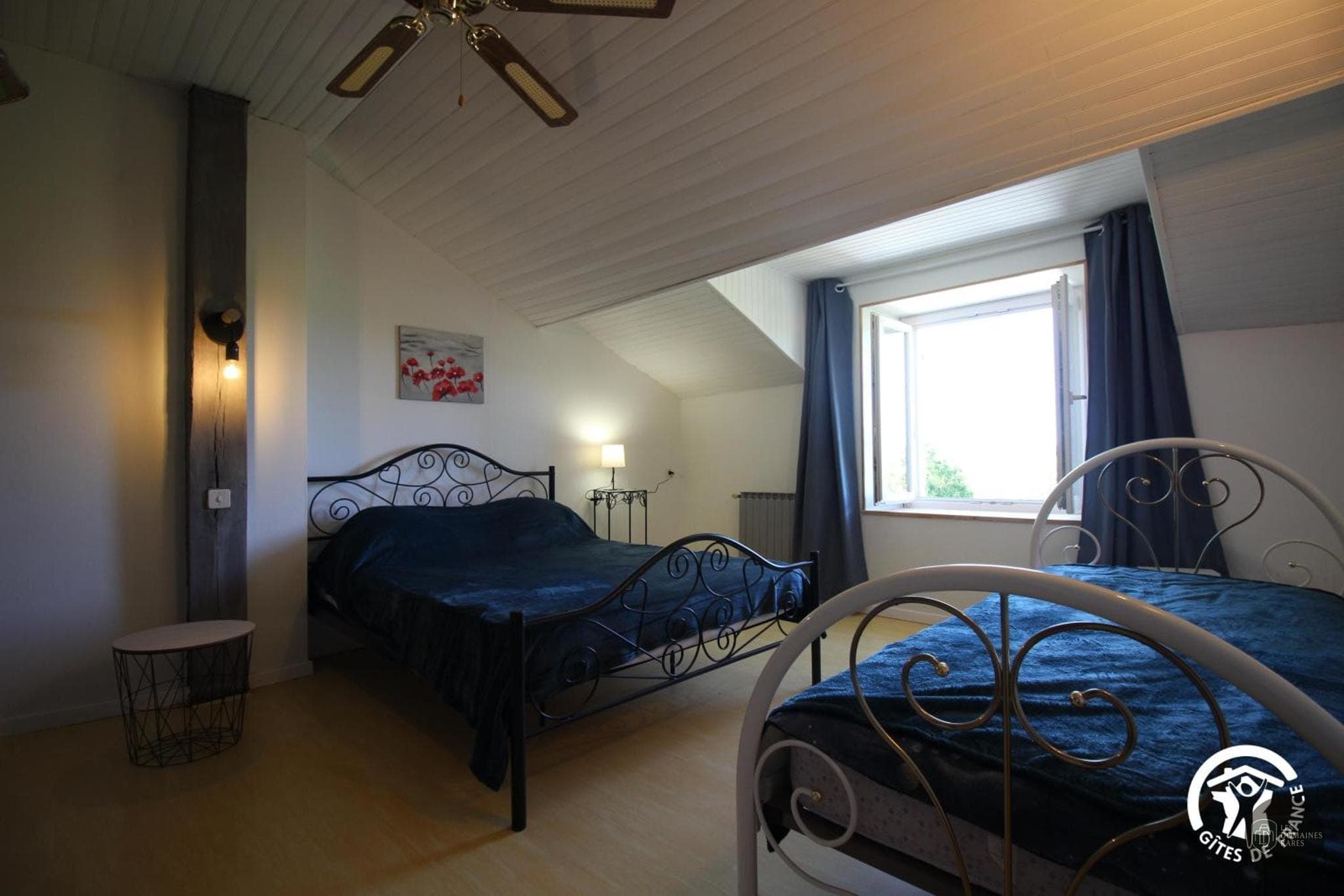 Chambre de l'hôtel Aux Belles Poules à Paris en Île-de-France - séminaire paris france coordonnées gps latitude : 48.869032