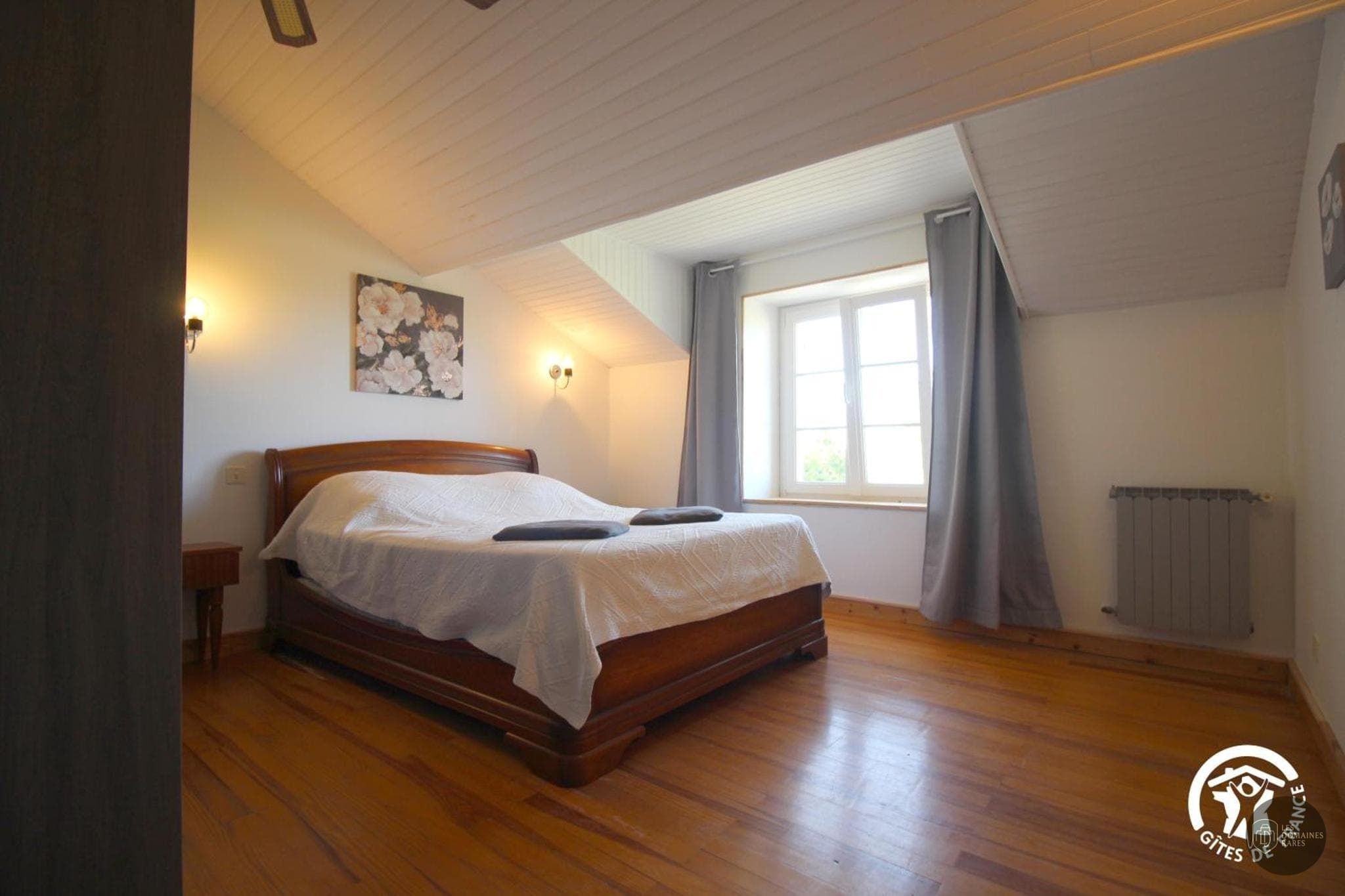 Chambre de l'hôtel Aux Belles Poules à Paris en Île-de-France