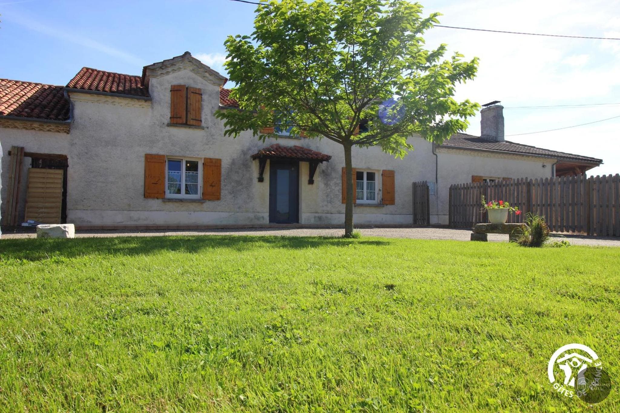 Vue extérieure de l'hôtel Aux Belles Poules à Paris en Île-de-France