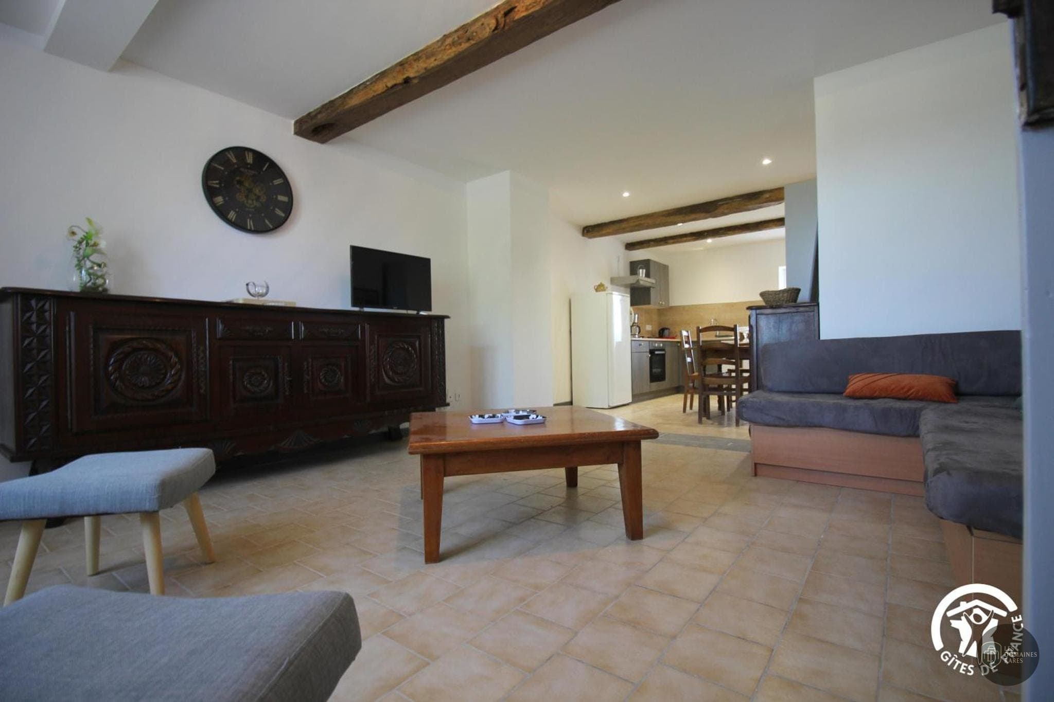 Espace intérieur de l'hôtel Aux Belles Poules à Paris en Île-de-France