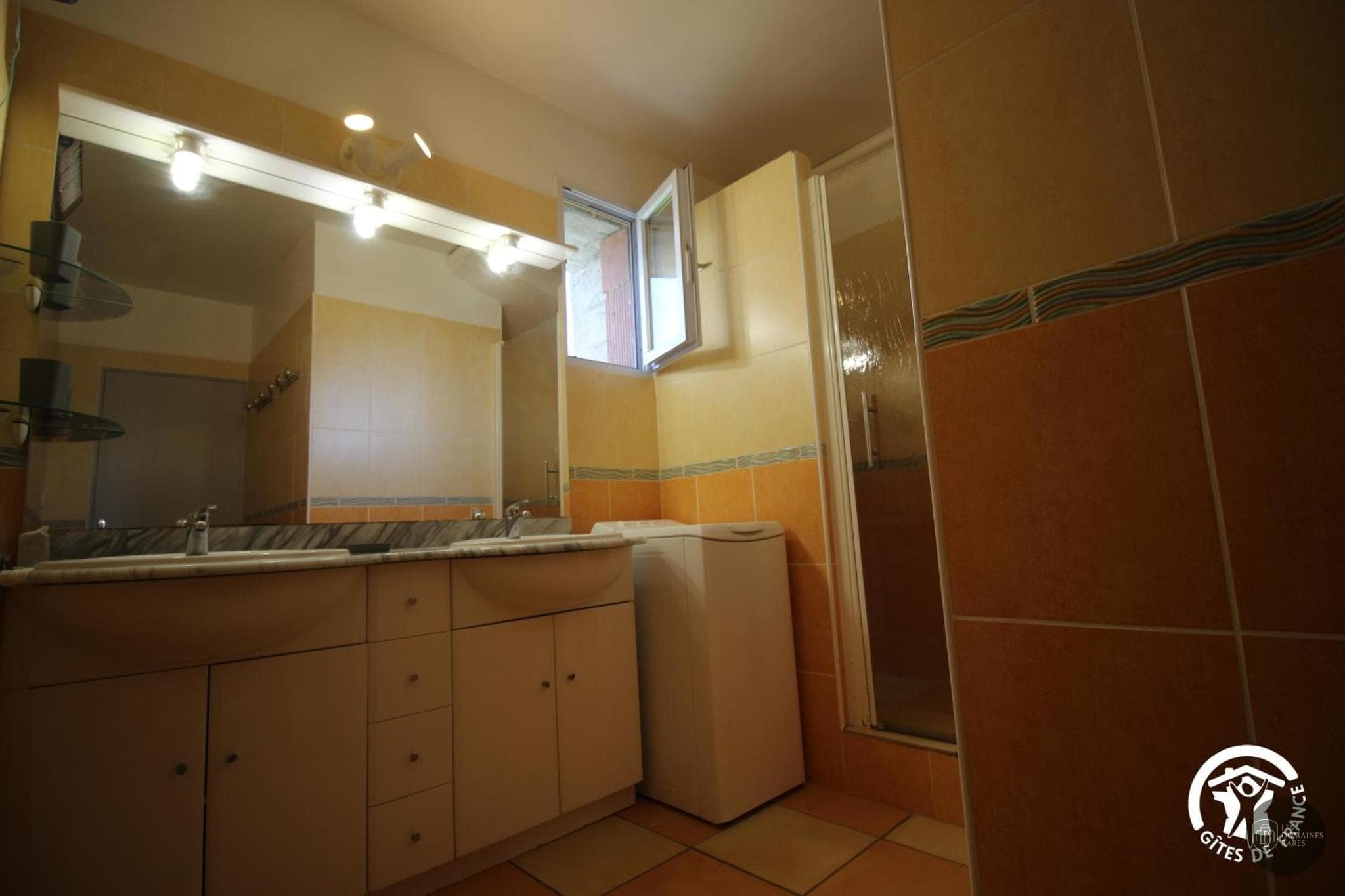 Salle de bain de l'hôtel Aux Belles Poules à Paris en Île-de-France