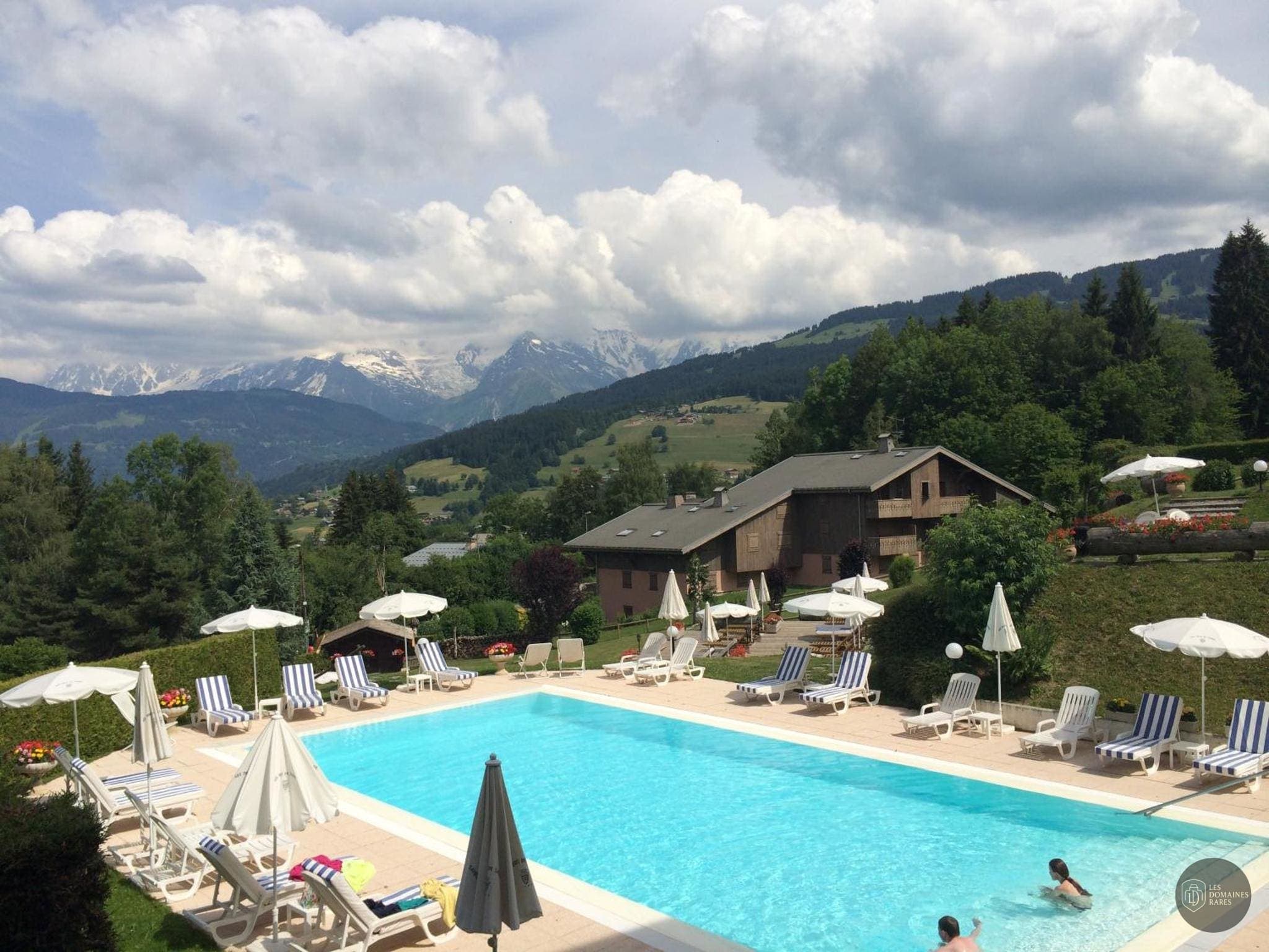 Vue extérieure de l'hôtel Aux Ducs de Savoie à Combloux en Auvergne-Rhône-Alpes