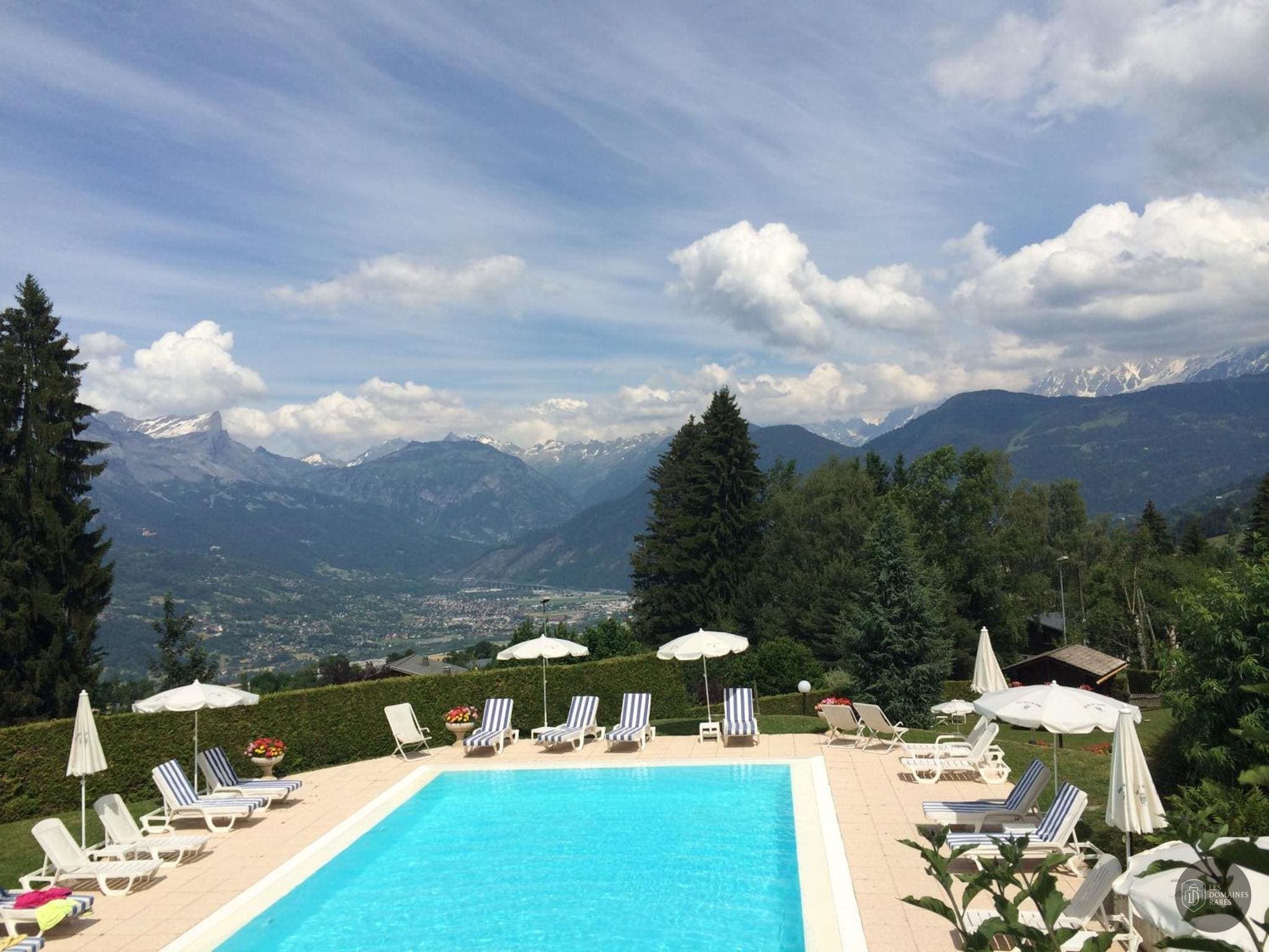 Vue extérieure de l'hôtel Aux Ducs de Savoie à Combloux en Auvergne-Rhône-Alpes