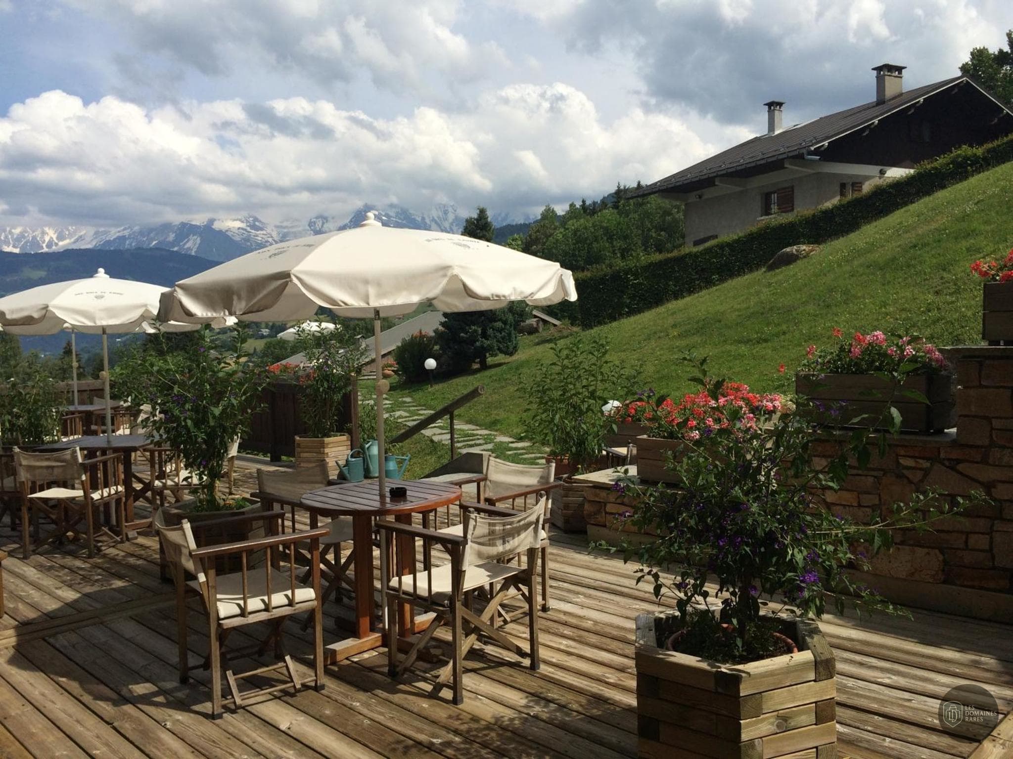 Vue extérieure de l'hôtel Aux Ducs de Savoie à Combloux en Auvergne-Rhône-Alpes