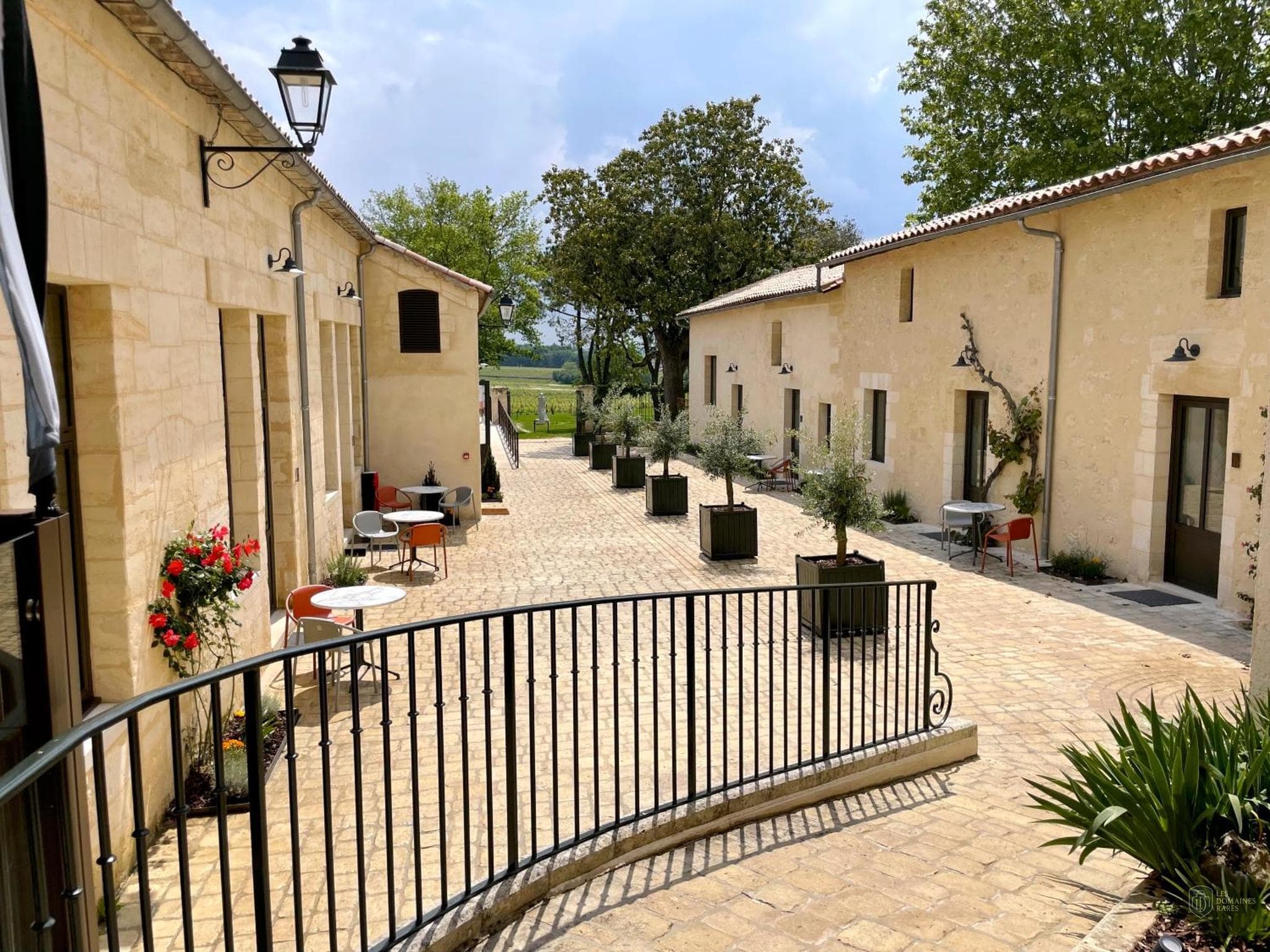 Vue extérieure de l'hôtel Aux Ducs de Sienne en Nouvelle-Aquitaine