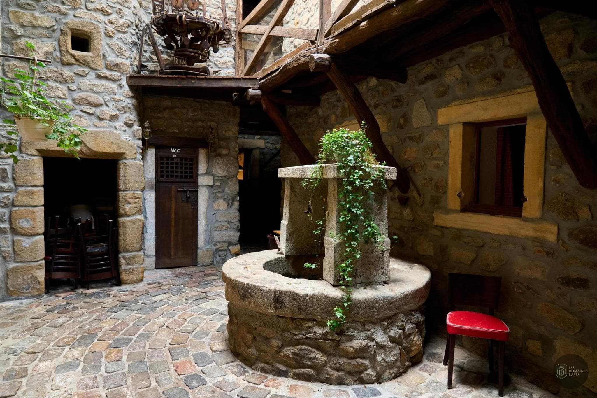Vue de l'hôtel Aux Prisons à Montagny en Auvergne-Rhône-Alpes