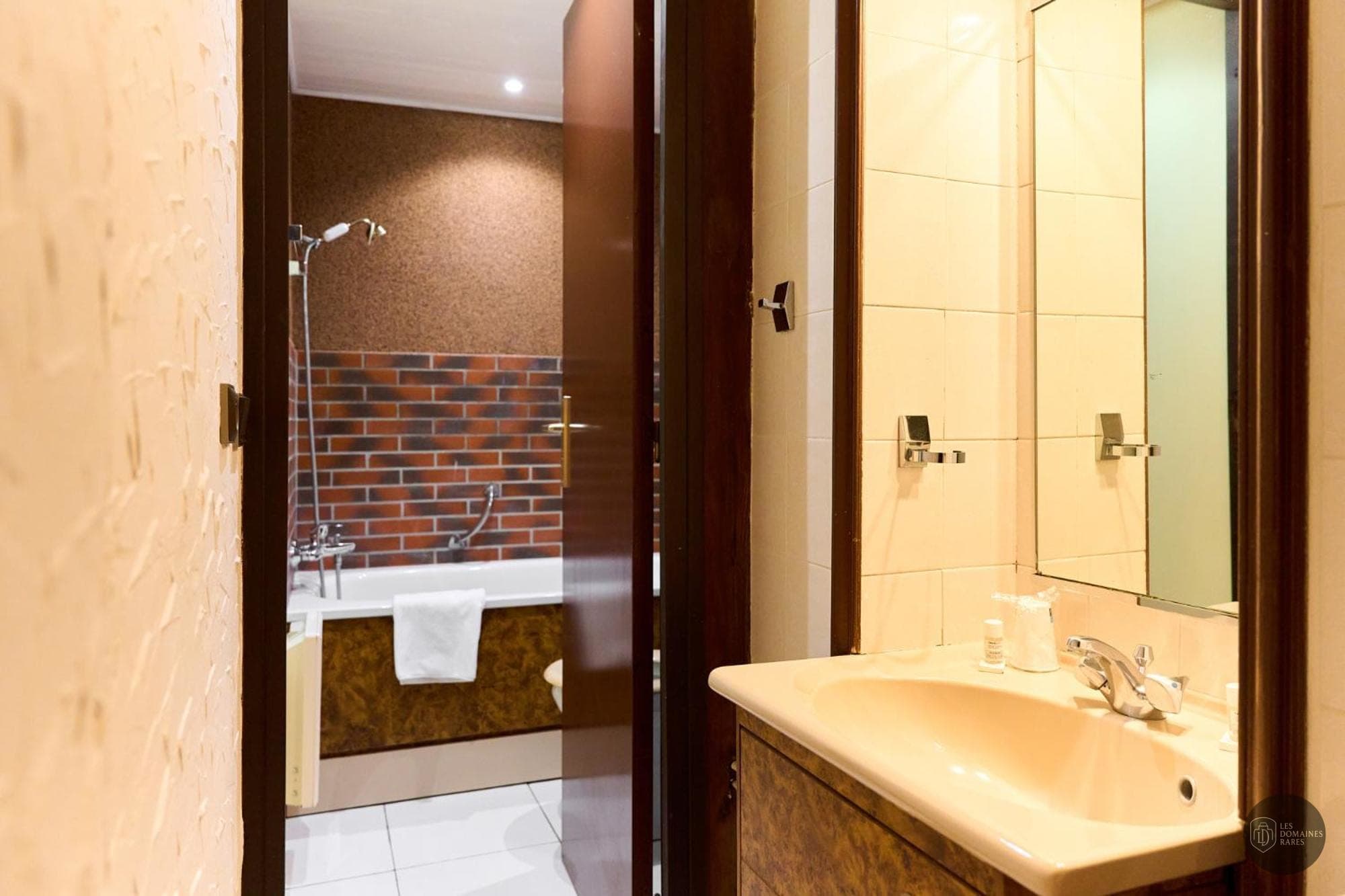 Salle de bain de l'hôtel Aux Prisons à Montagny en Auvergne-Rhône-Alpes