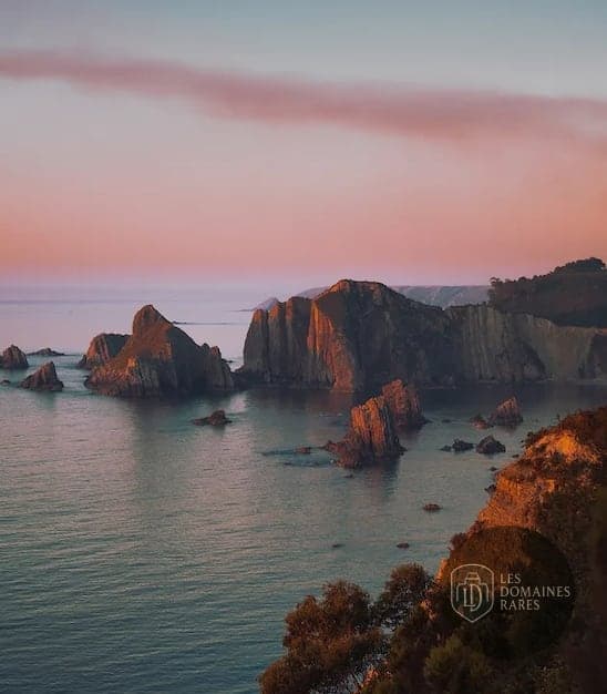 Falaises au bord de l'eau au crépuscule