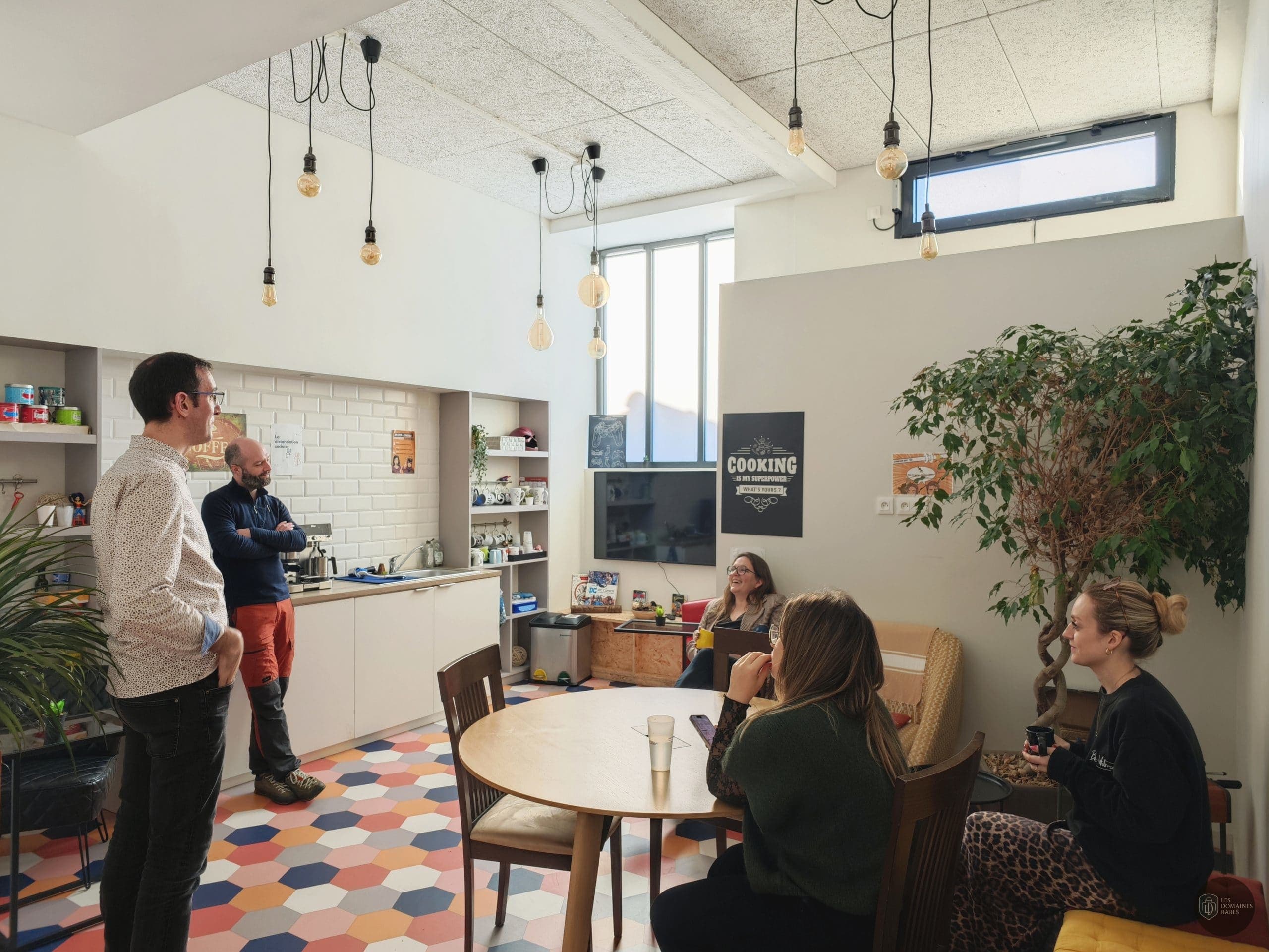Salle de pause conviviale pour échanges