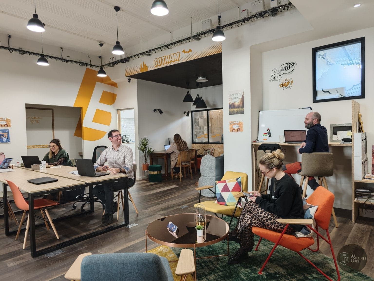 Espace de coworking ouvert avec bureaux