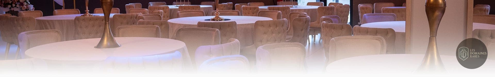 Salle avec tables rondes nappées