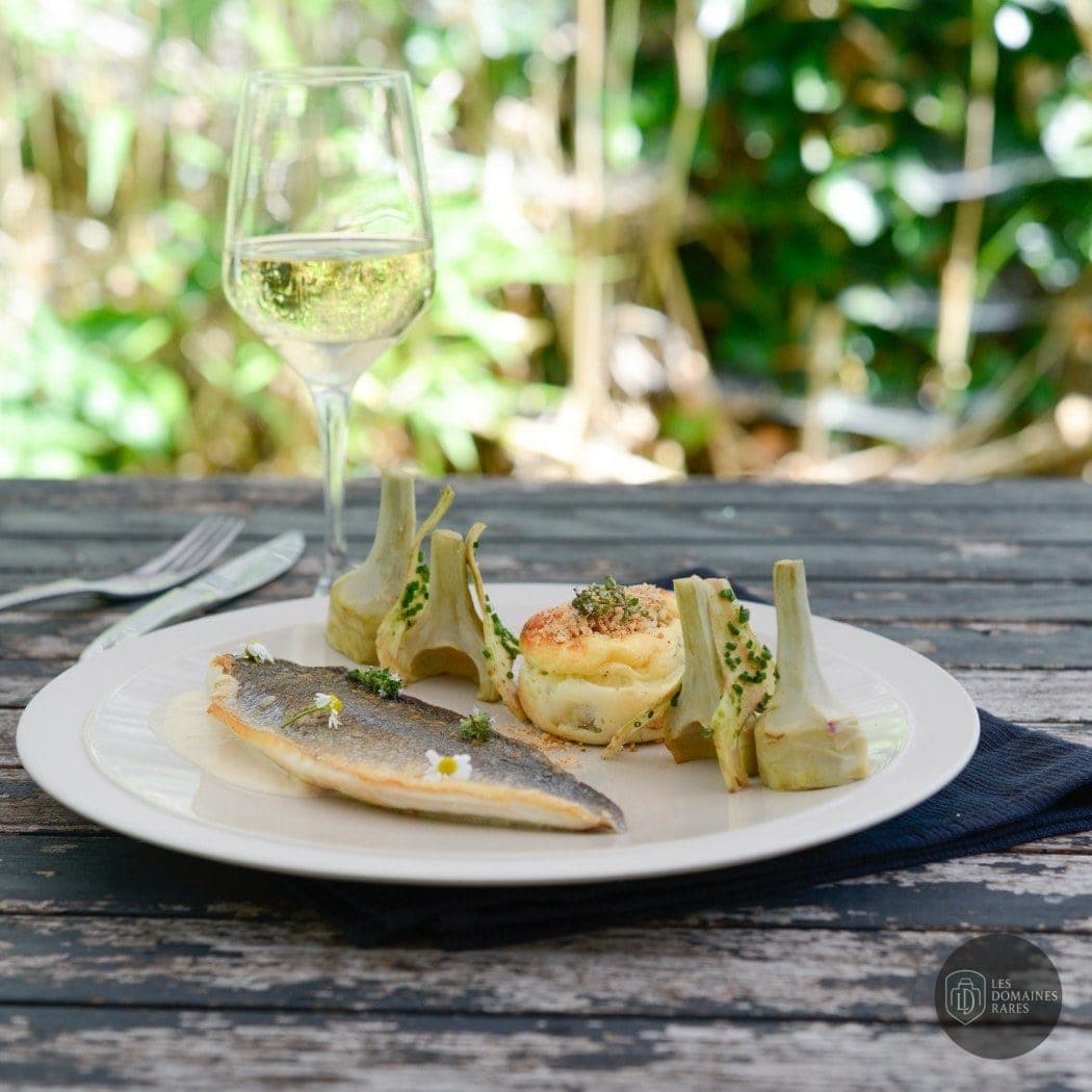 Plat de poisson et artichauts