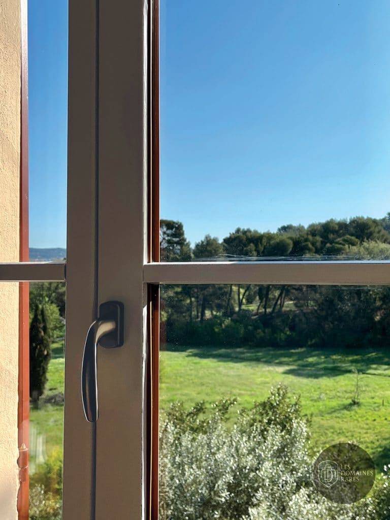 Vue à travers la fenêtre : jardin
