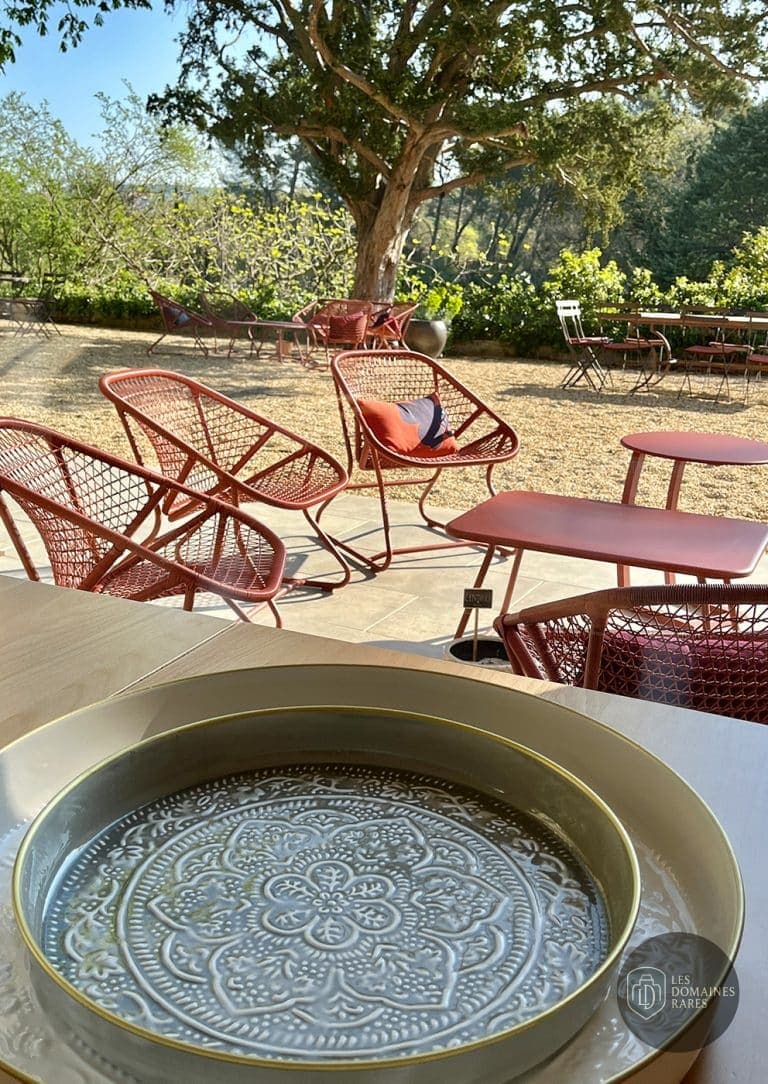 Terrasse extérieure avec tables et chaises