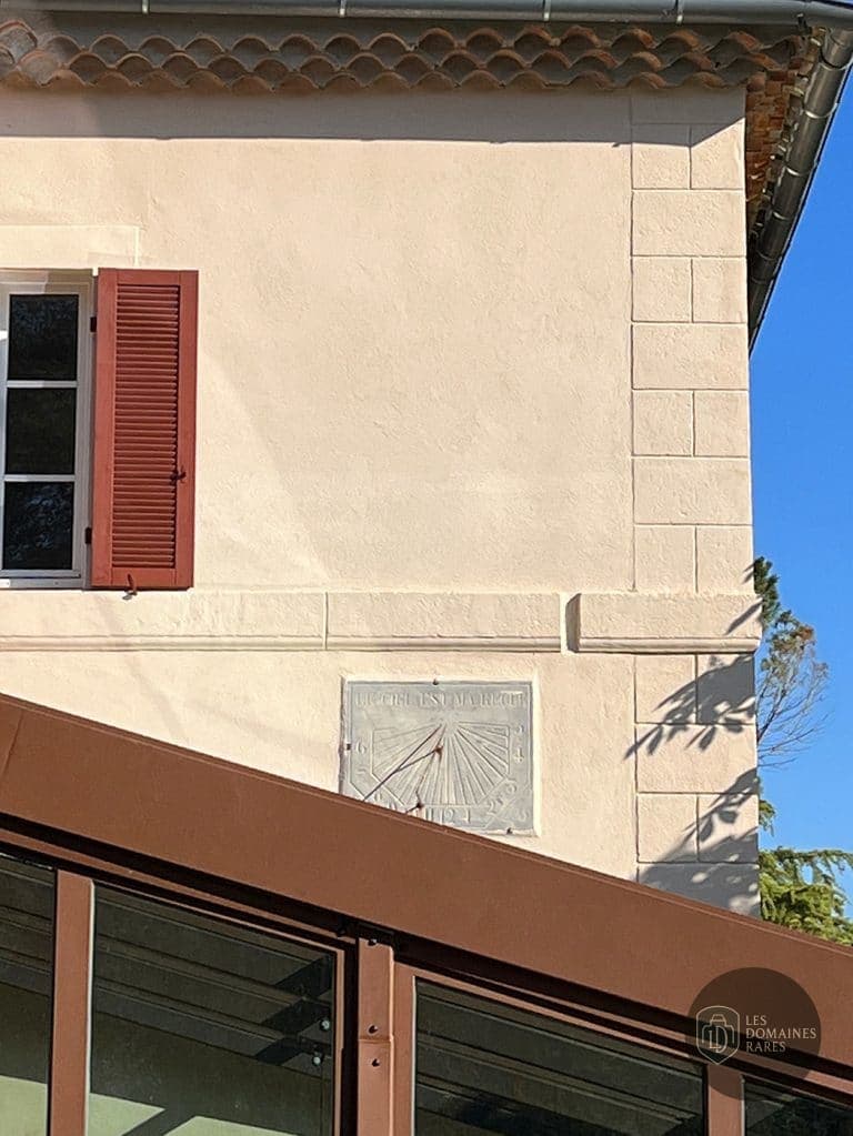Détail de la façade avec cadran solaire