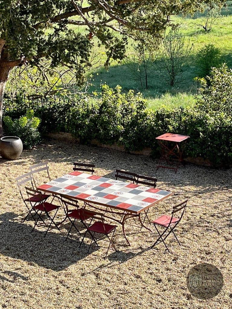 Terrasse extérieure avec table et chaises