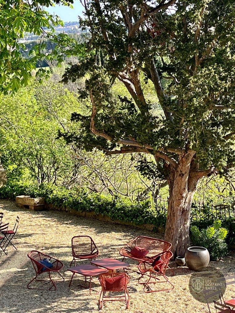 Terrasse ombragée avec mobilier extérieur