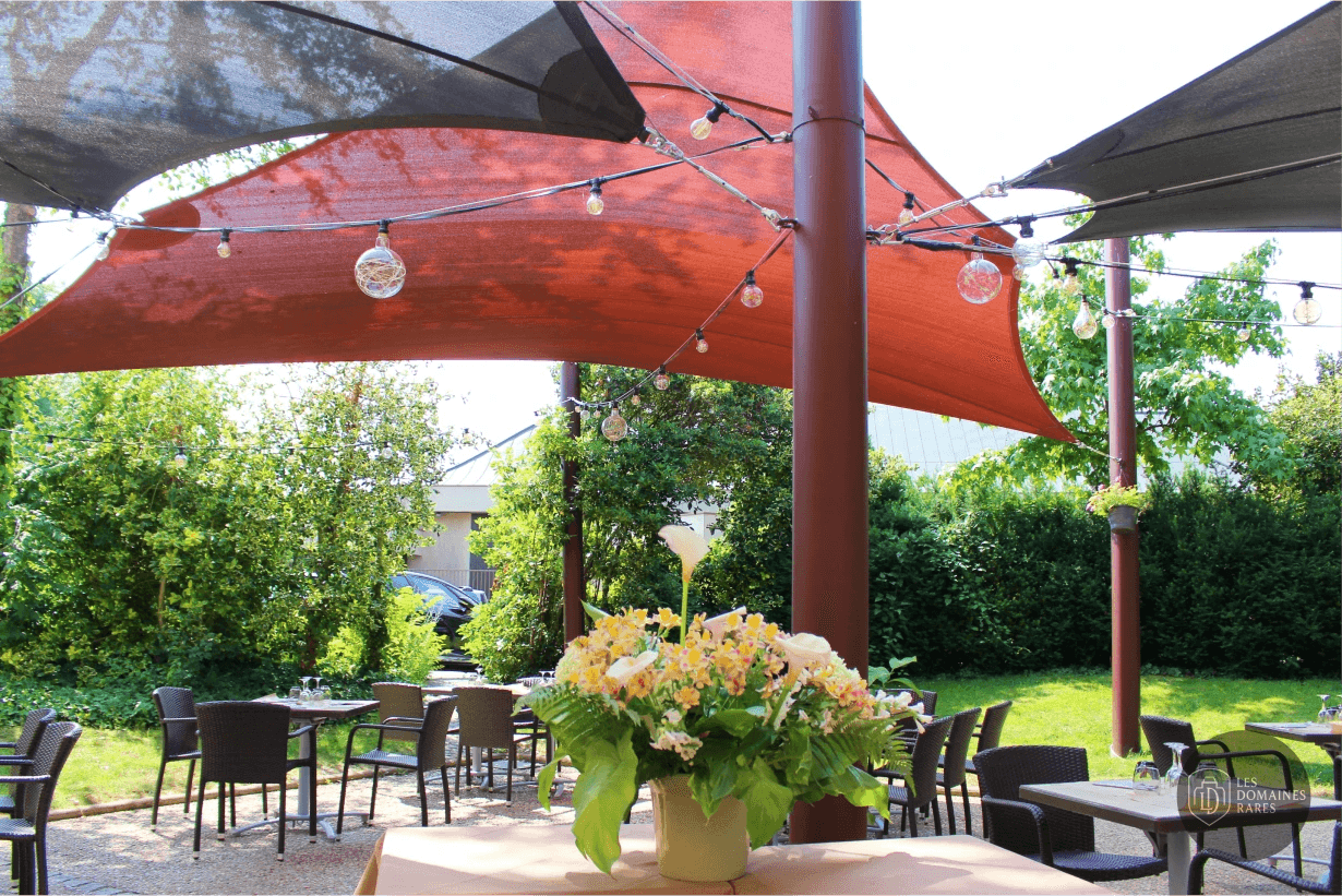 Tables dressées sur la terrasse extérieure