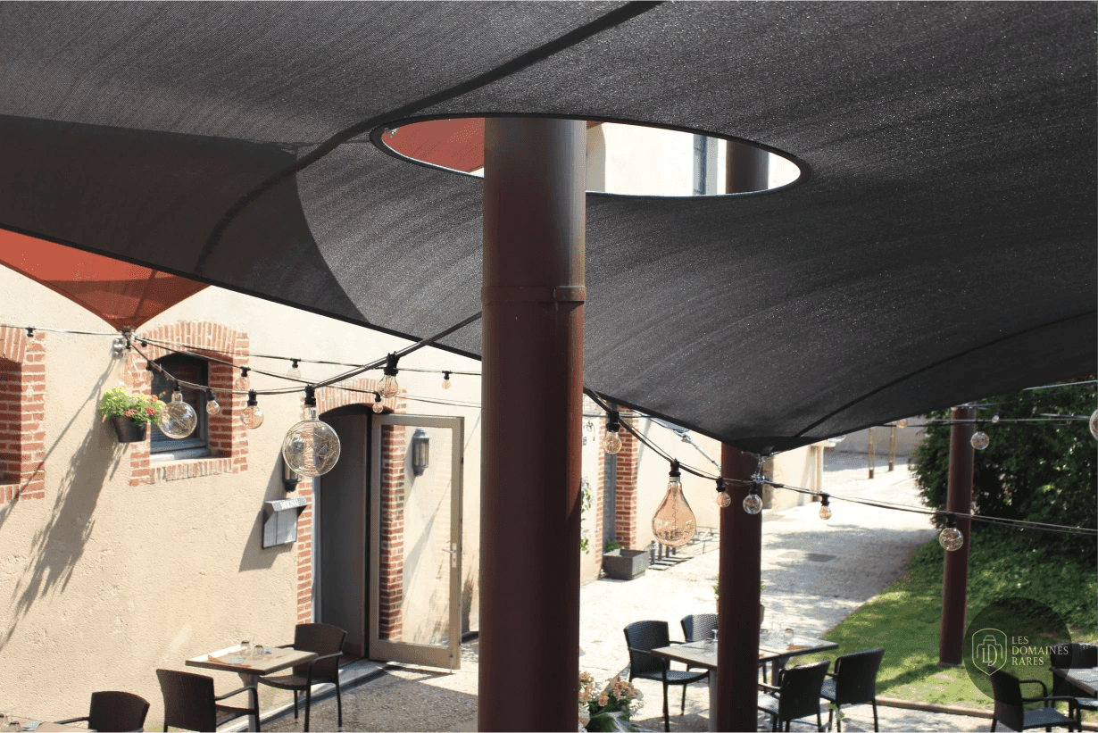 Terrasse extérieure et bâtiment principal