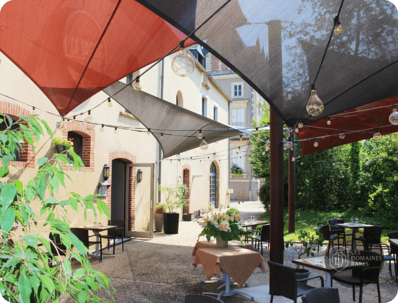Terrasse extérieure du restaurant avec tables