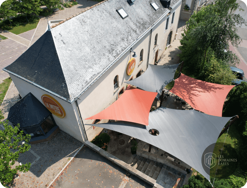 Vue aérienne de la façade et terrasse