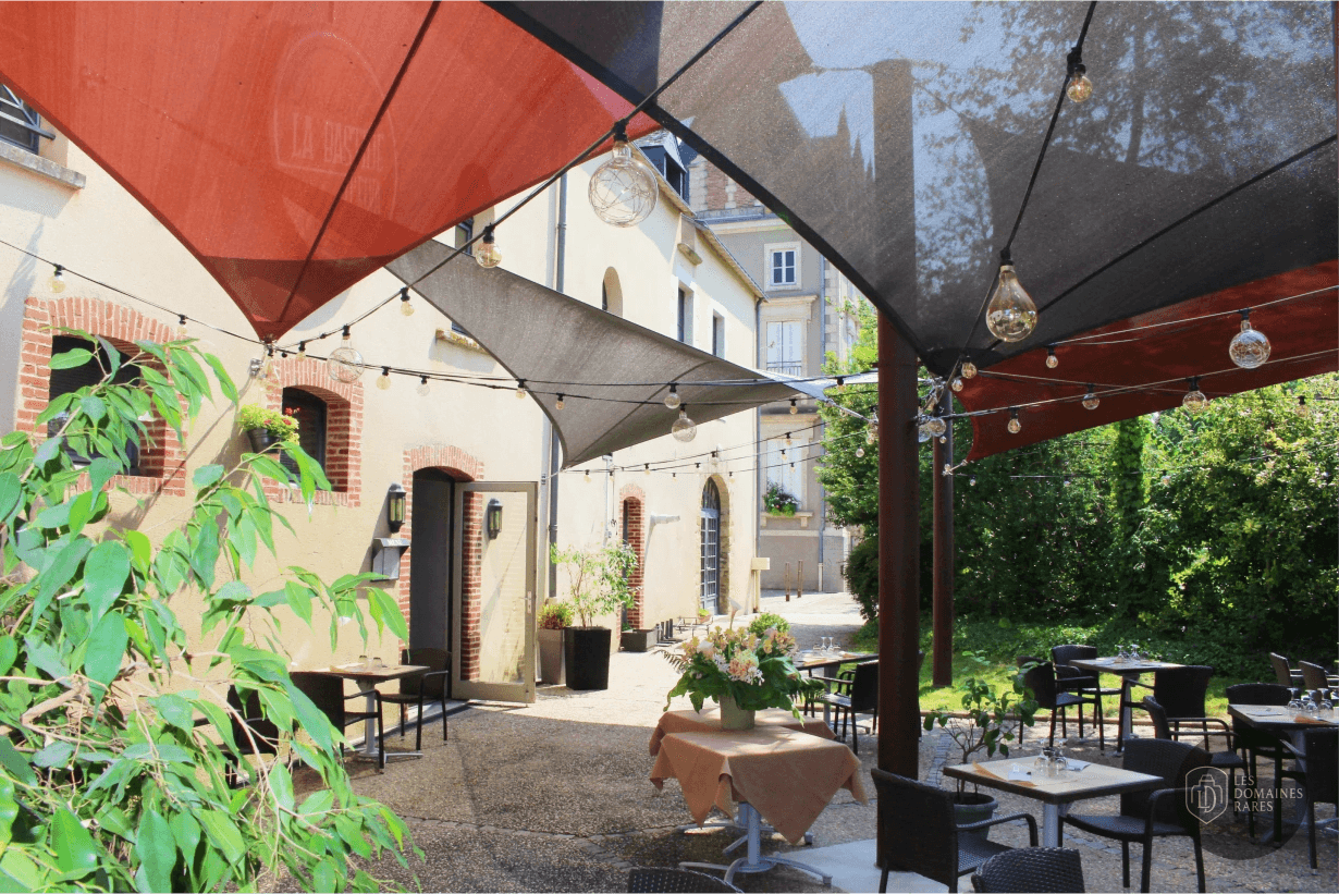 Terrasse du restaurant avec tables dressées