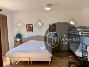 Chambre avec lit double et lits superposés