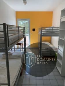 Dortoir avec lits superposés et balcon