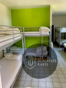 Dortoir avec plusieurs lits superposés