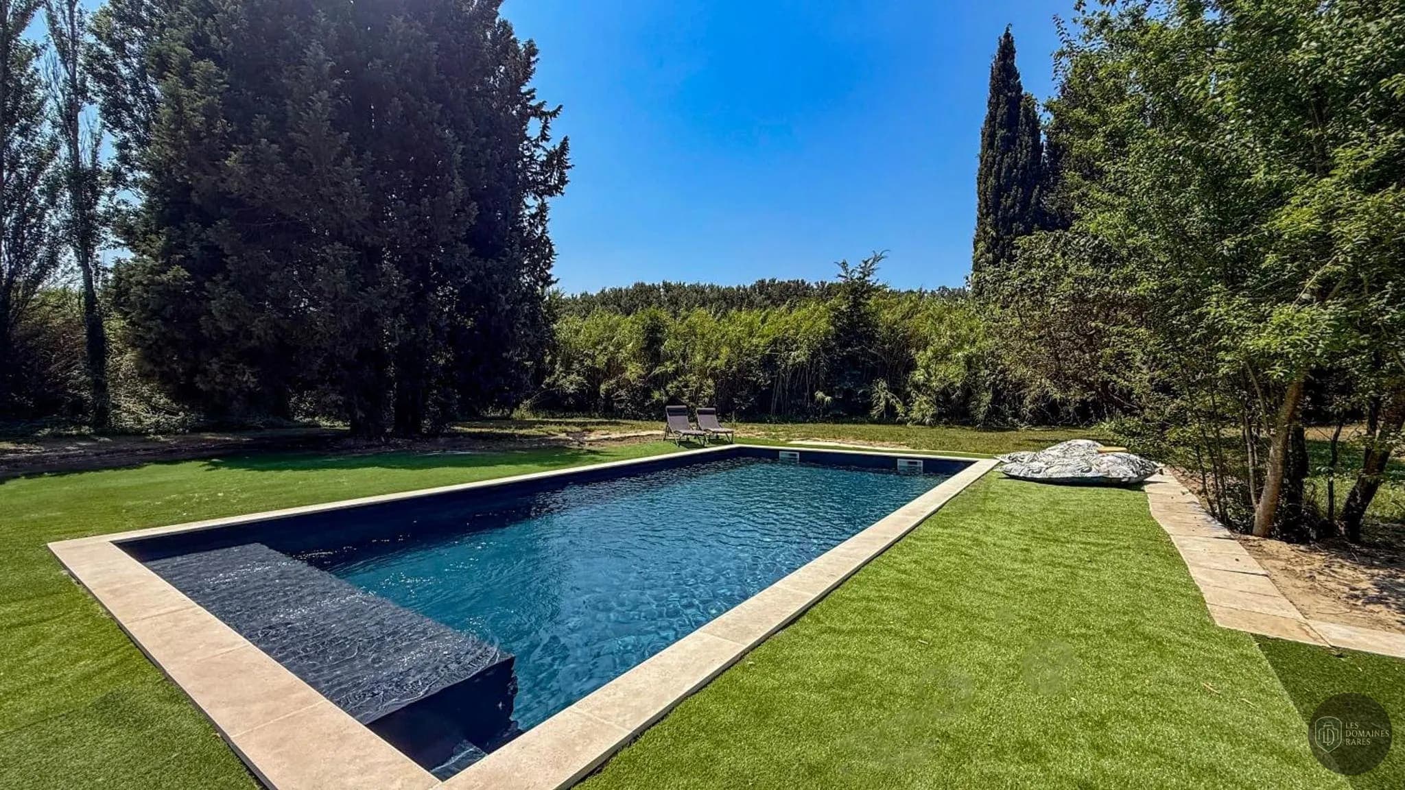 Vue extérieure de l'hôtel Bastide des Princes à Caderousse en Provence-Alpes-Côte d'Azur
