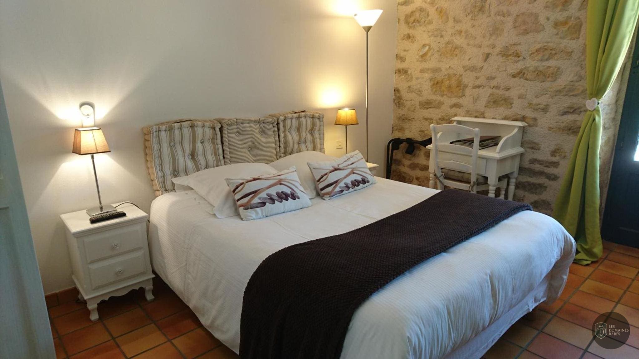 Chambre de l'hôtel Bastie d'Urfé à Naussac en Occitanie - séminaire naussac, france
