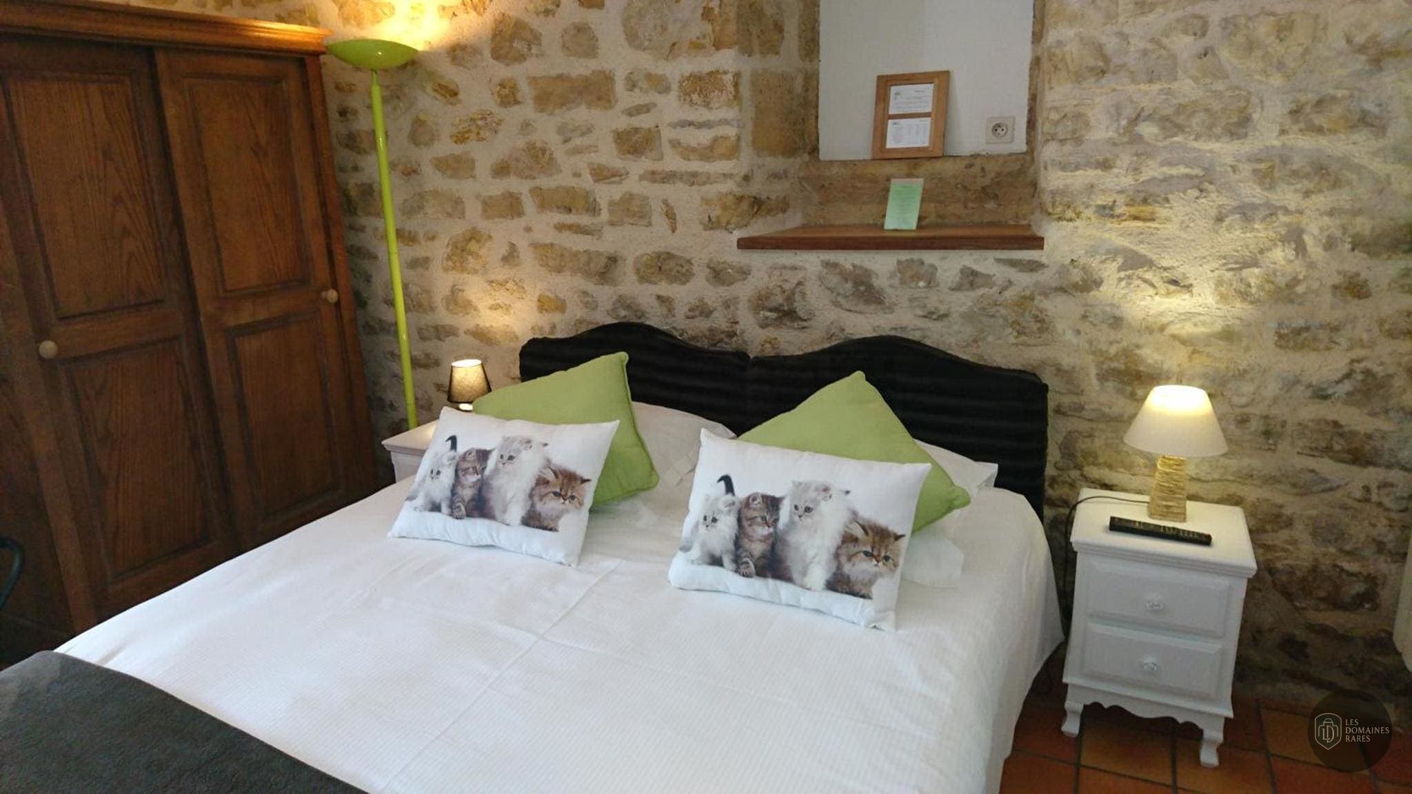 Chambre de l'hôtel Bastie d'Urfé à Naussac en Occitanie