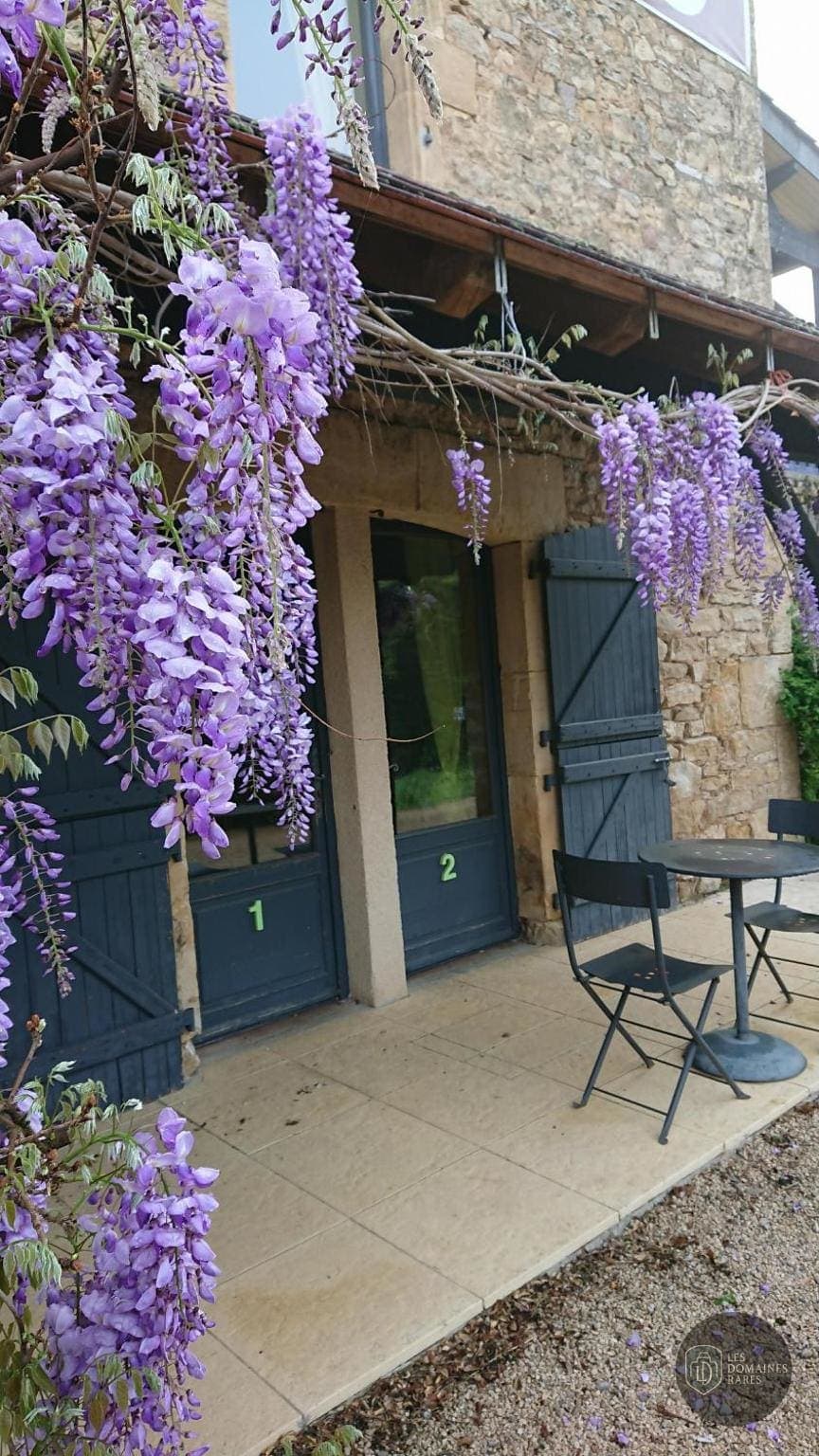 Vue extérieure de l'hôtel Bastie d'Urfé à Naussac en Occitanie
