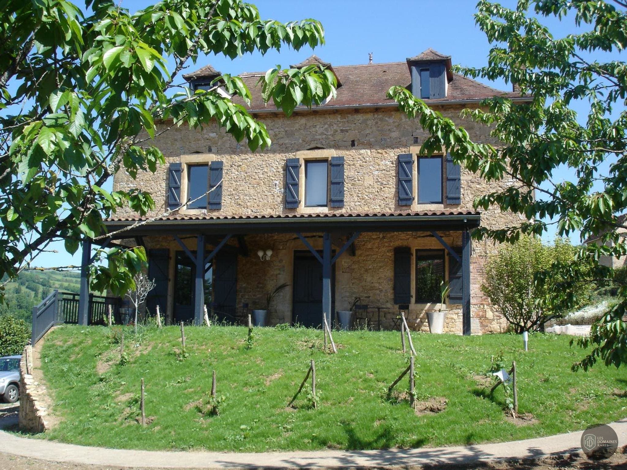 Vue extérieure de l'hôtel Bastie d'Urfé à Naussac en Occitanie