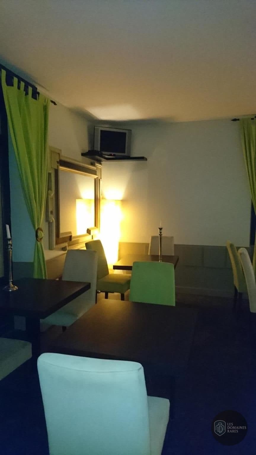 Espace intérieur de l'hôtel Bastie d'Urfé à Naussac en Occitanie