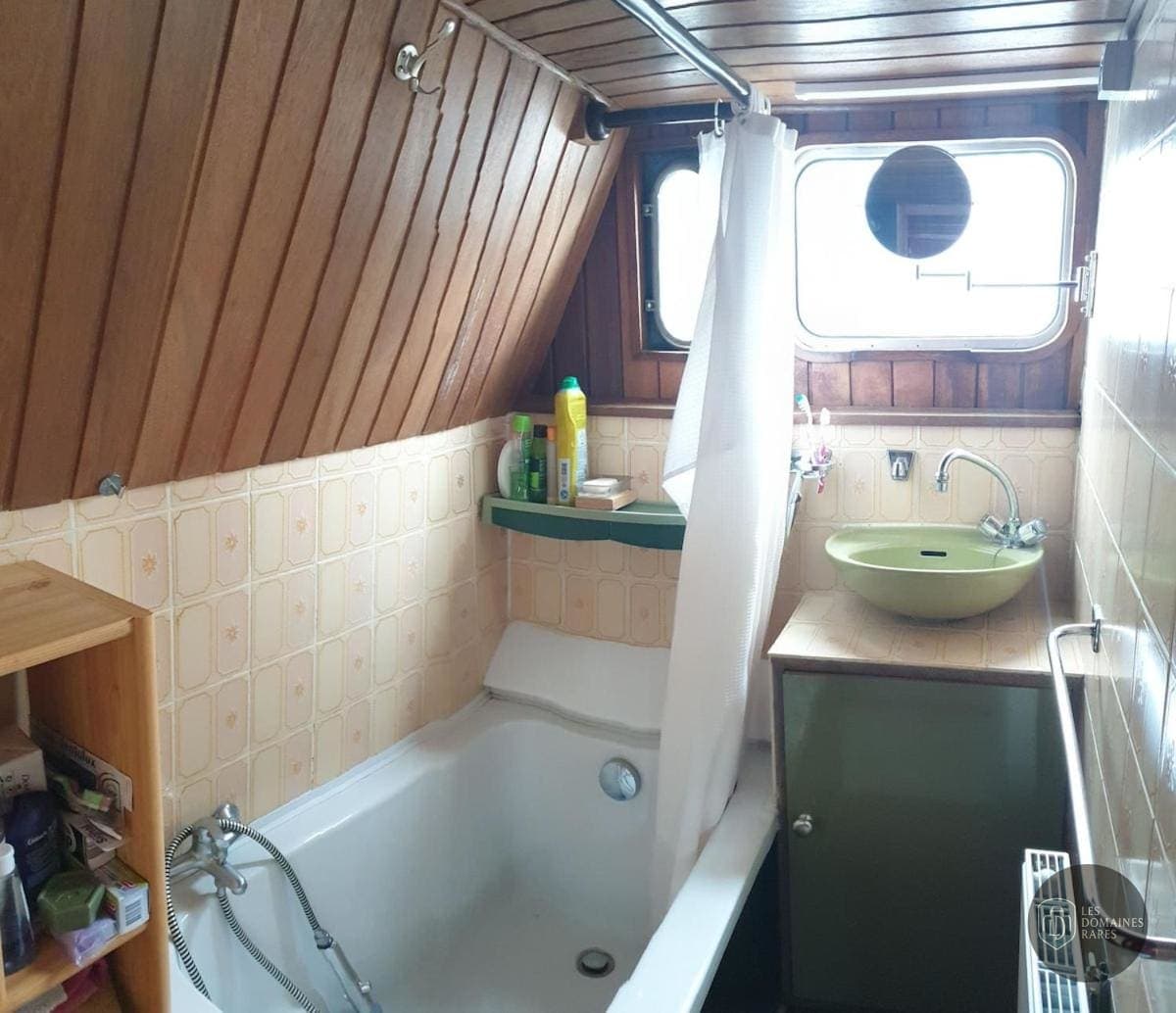 Salle de bain du lieu Bateau Bellona à Lyon en Auvergne-Rhône-Alpes