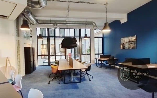 Espace coworking avec tables et chaises