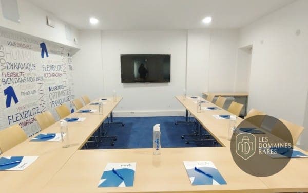 Salle de réunion avec tables en U