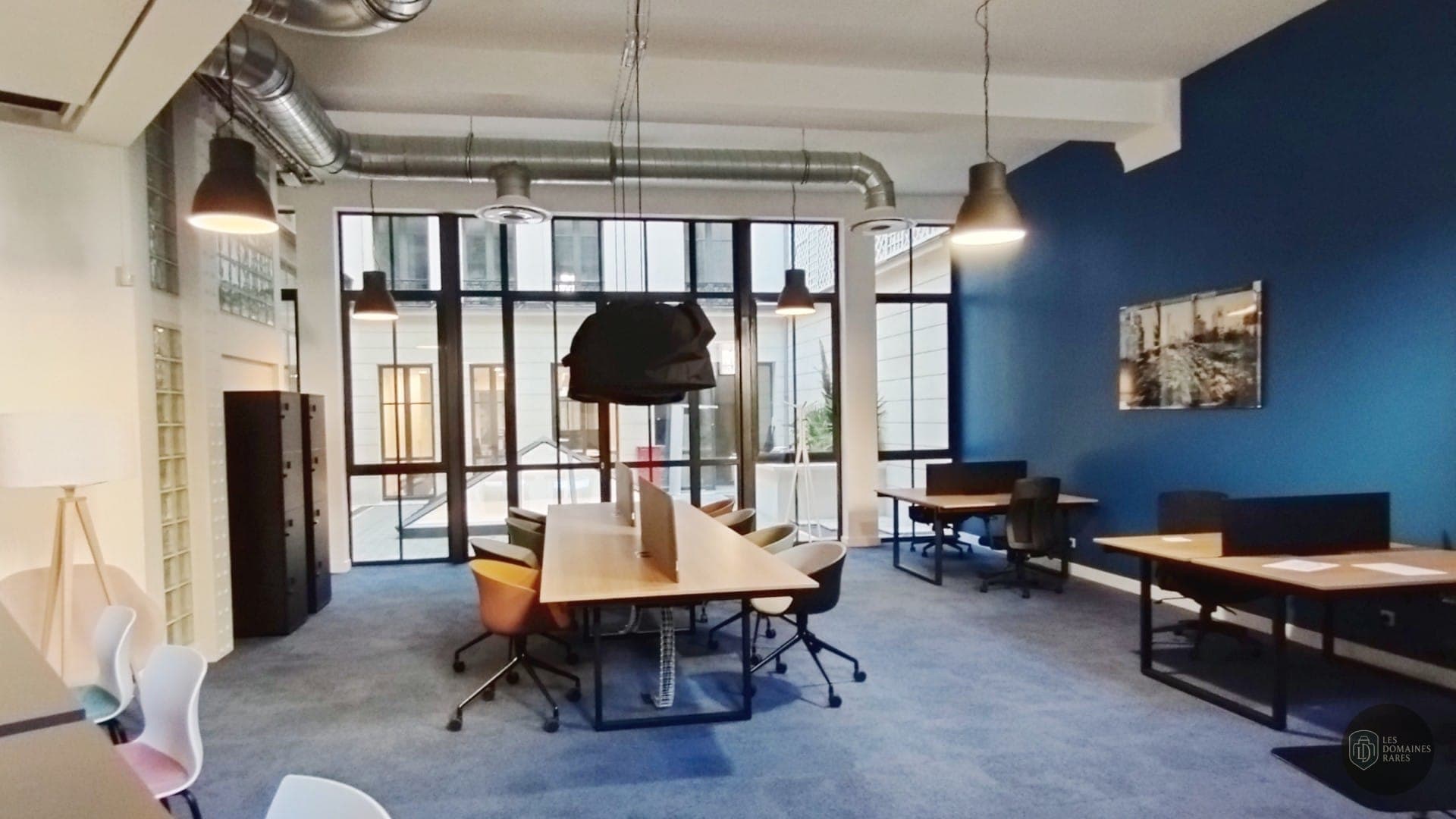 Espace de coworking avec tables individuelles