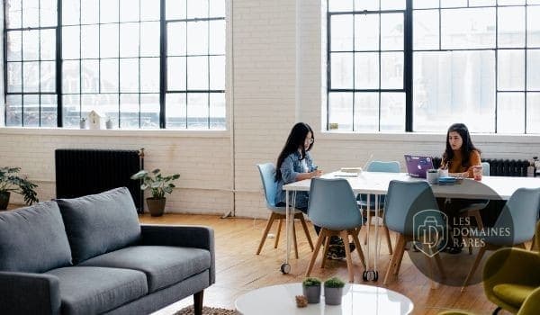 Espace de coworking avec table de réunion