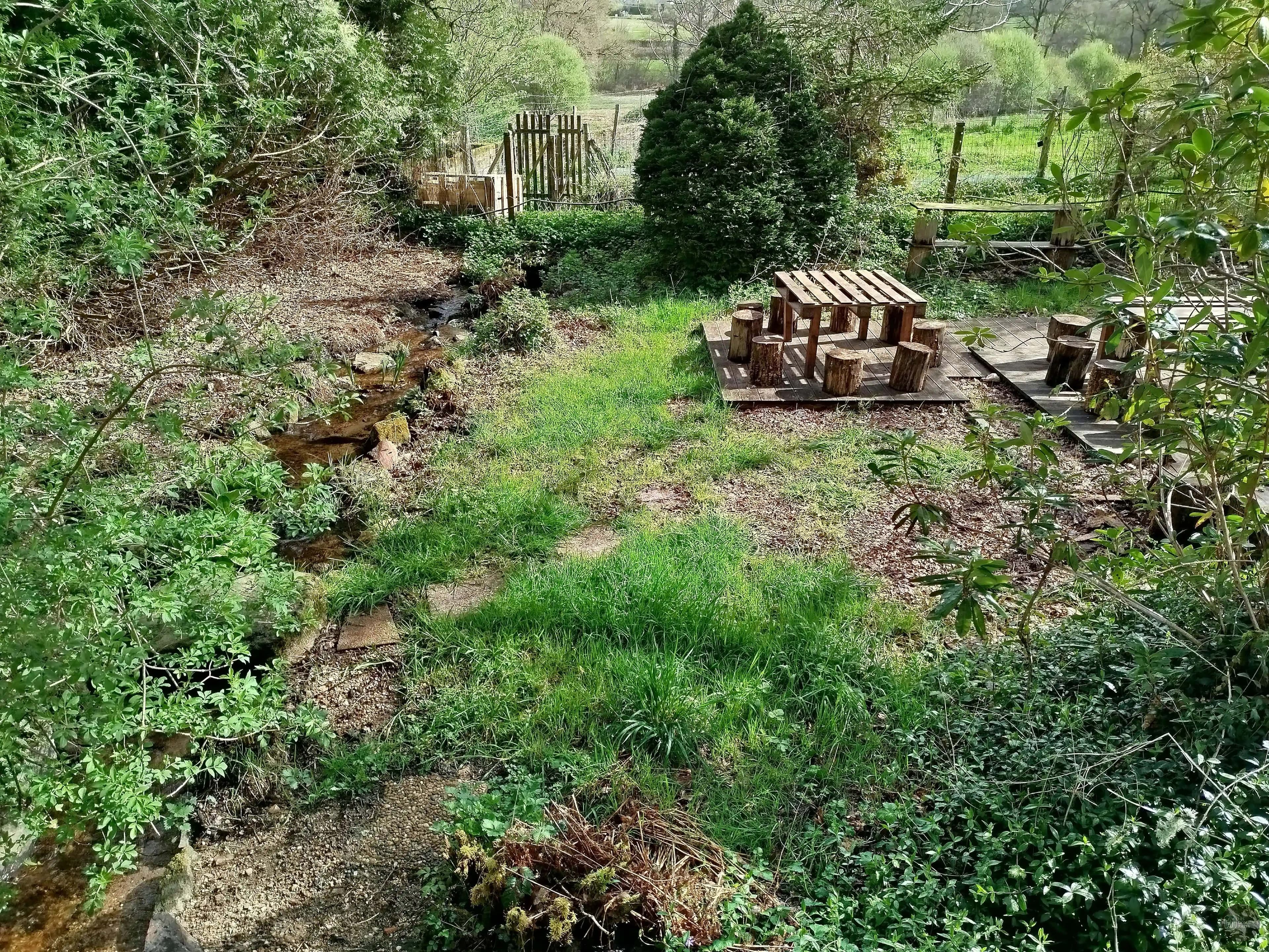Espace extérieur avec table en bois