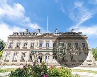 Façade d'un grand bâtiment