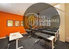 Salle de réunion avec tables individuelles