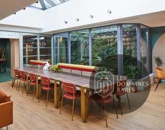 Grande table de réunion avec lumière naturelle