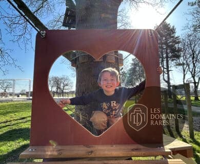 Enfant souriant jouant dans un parc ensoleillé
