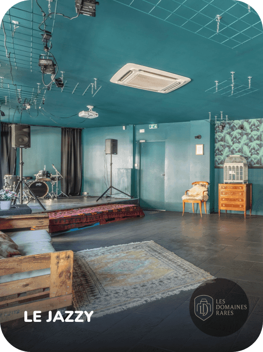 Salle avec scène et équipement musical