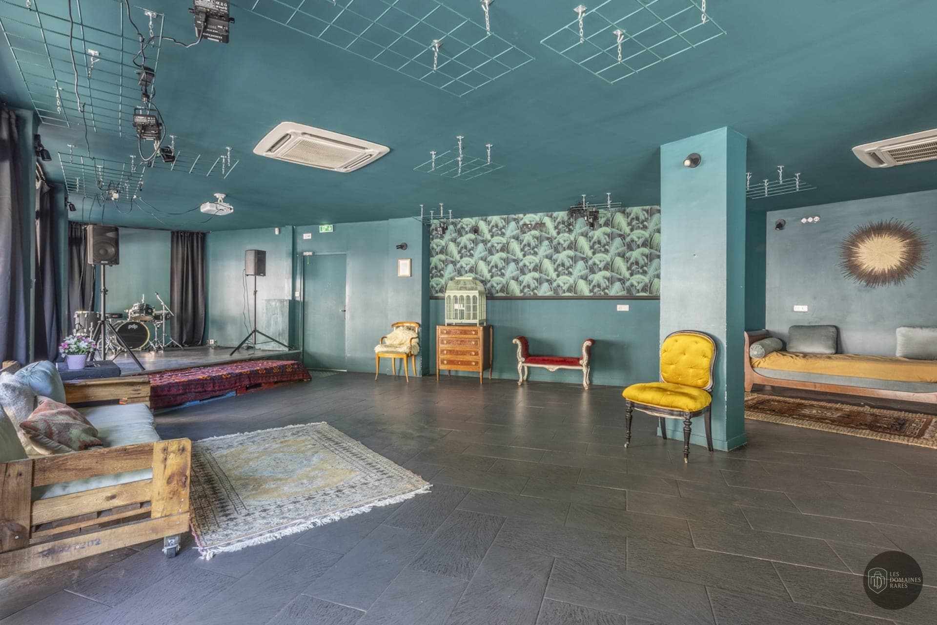 Salle James Brown : espace détente et scène