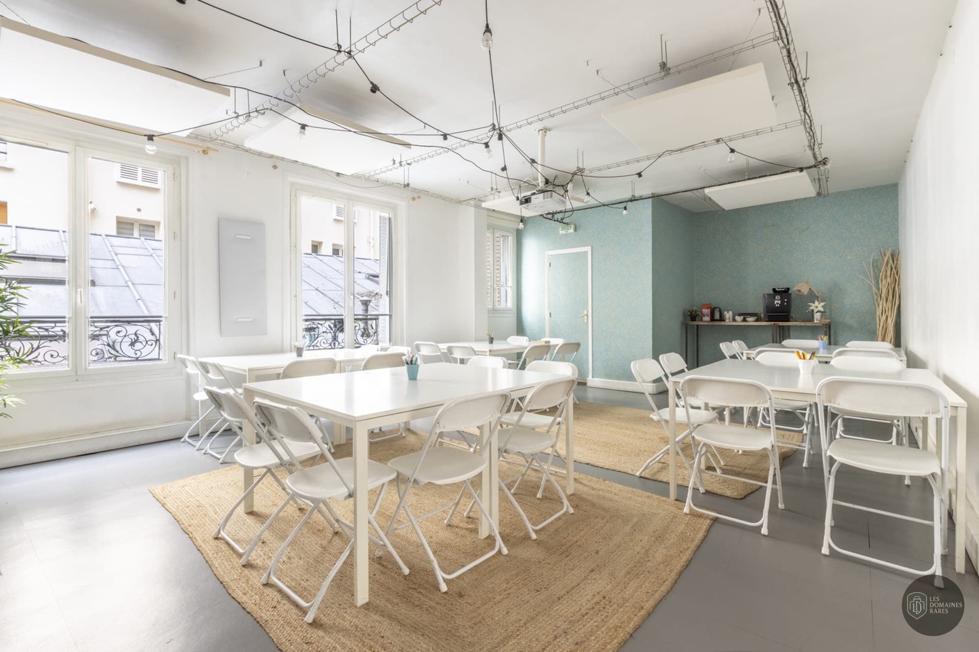 Salle Mandela : tables et chaises blanches